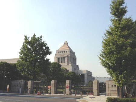 国会議事堂（横側から）