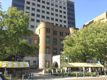 横浜地方・簡易裁判所新庁舎（左斜めから）