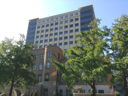 横浜地方・簡易裁判所新庁舎（右斜めから）