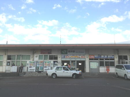 新井駅（正面）